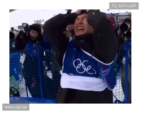 中国队首金苏翊鸣披旗怒吼瞬间